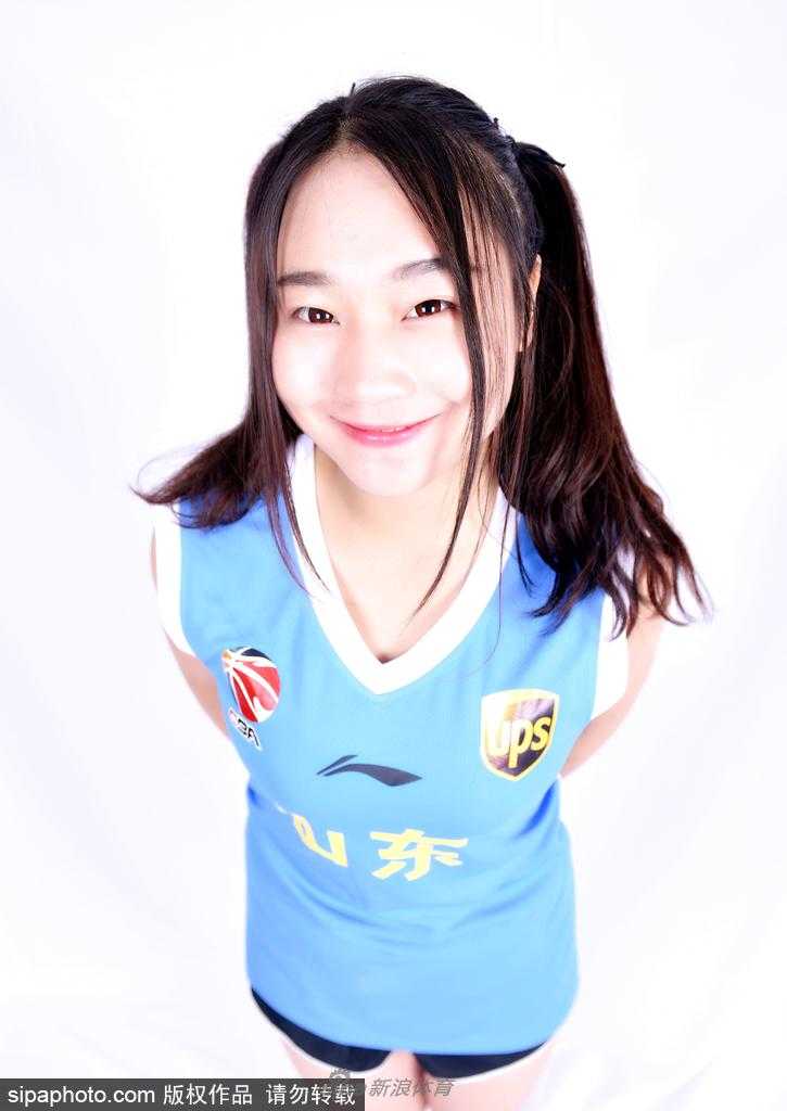 在明亮的光线下，篮球宝贝展现出精致的侧颜与优美的颈部线条，如同赛场上的精灵。