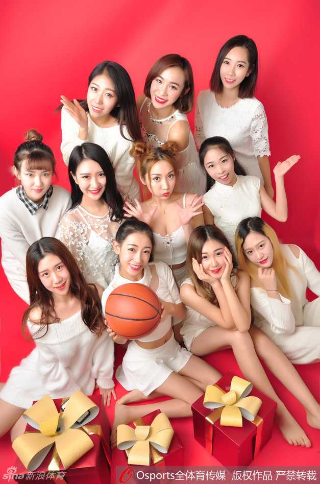 写真拍摄现场，姑娘们围坐在一起，纯真笑颜在白衣映衬下显得格外动人，宛若春日暖阳。