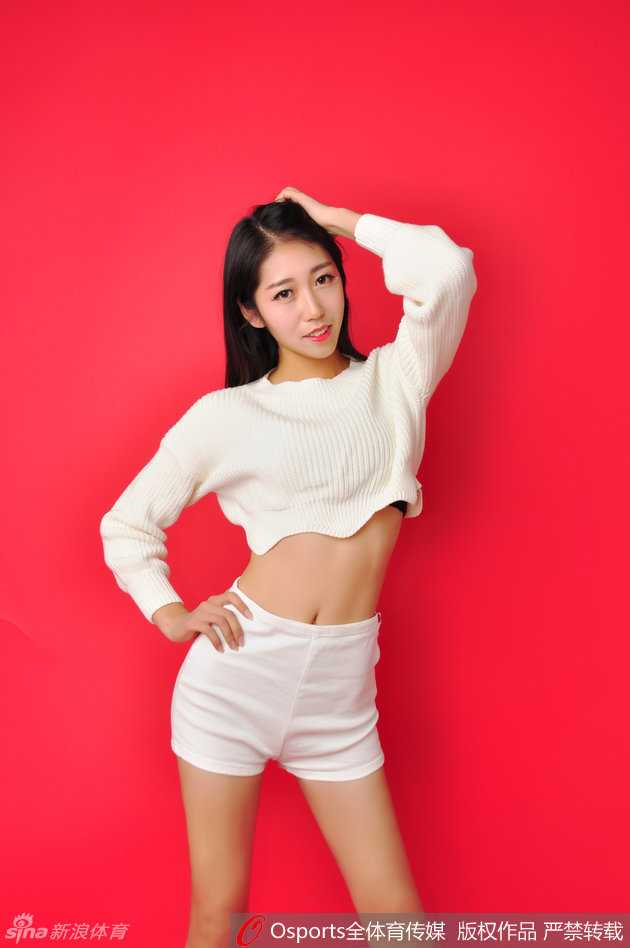 两位宝贝背靠背站立，眼神望向远方，一颦一笑间尽显少女的娇俏与属于运动员的挺拔。