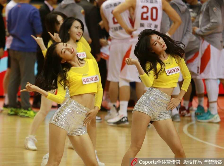 随着音乐切换，姑娘们换上了红白相间的动感套装，动作整齐划一，充满了力量感，完美诠释了篮球宝贝的热情与活力。