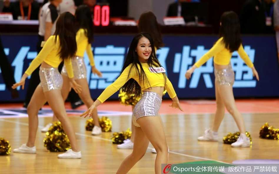 镜头拉近，一位宝贝正对着看台露出灿烂的笑容，她身上的银色流苏裙随着轻盈的动作摇摆，将快乐和自信传递给每一位到场观众。