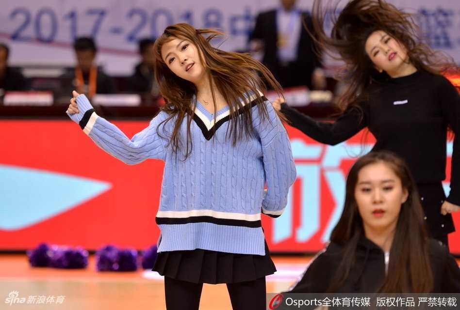 啦啦队员们摆出可爱的造型合影，每个人脸上都绽放着灿烂甜美的笑容