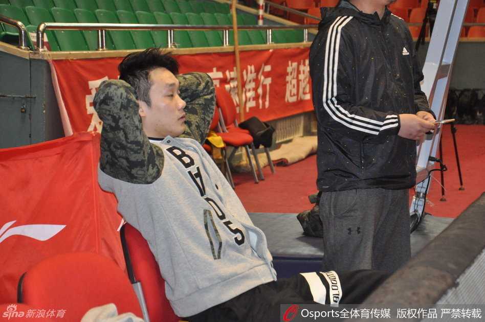 内线悍将吴轲心情不错，面带微笑进行拉伸，他在上一场错失关键球后自责，但此刻已调整心态准备迎接决战。