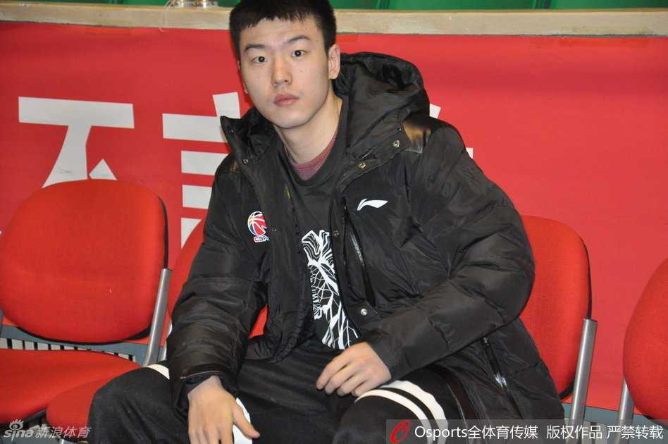 主帅凯撒一脸严峻，与救火外援普莱斯紧急商讨战术，面对强敌新疆，两人绞尽脑汁寻求破敌之策。