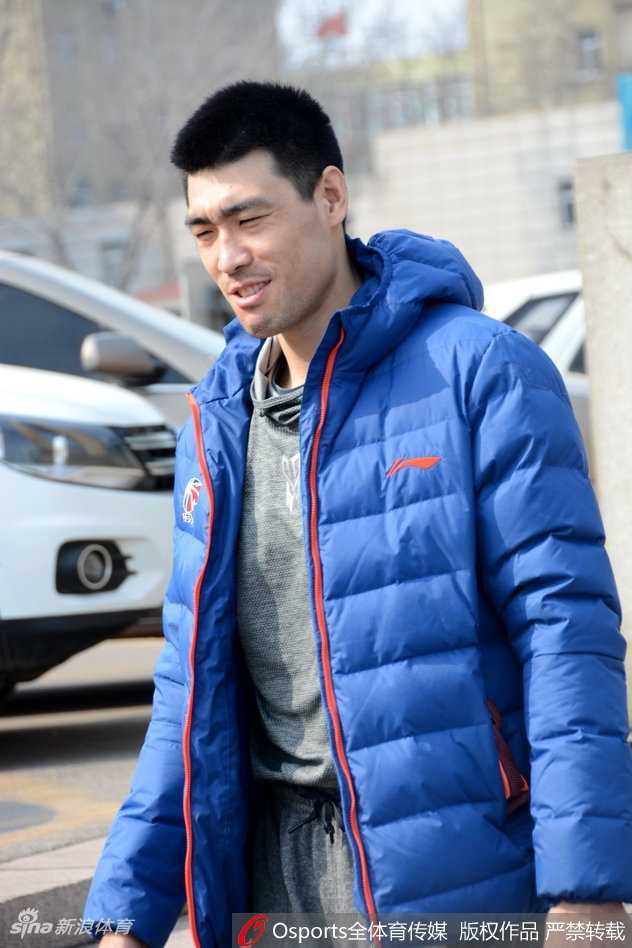 齐鲁铁军蓄势待发,山东高速男篮吹响季后赛冲锋号 山东男篮的射手群正在进行三分球专项训练,皮球在空中划出一道道优美的弧线,应声入网,展现出极佳的投篮手感。