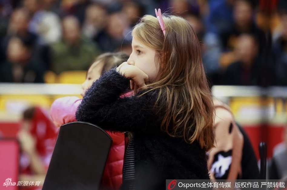 劳森的母亲双手合十放在胸前，眼神略带紧张地注视着场上每一次罚球，那份关切超越了语言的界限，写满慈爱。