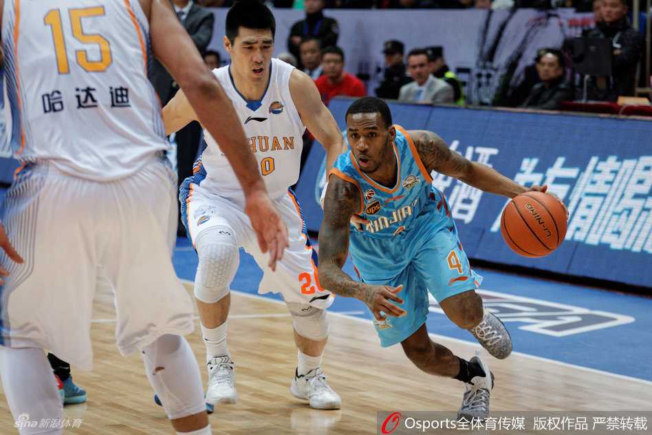 龙争虎斗映照CBA经典瞬间 新疆四川演绎篮下史诗对决 猎豹般的亚当斯撕裂防线,以一记凌厉的突破洞穿伊朗队的钢铁防线