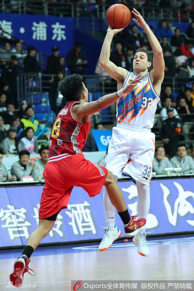 霍尔曼在禁区深处接球，他用宽厚的背部牢牢卡住防守者，准备以一记势大力沉的转身跳步强攻，摧毁对手的内线信心。