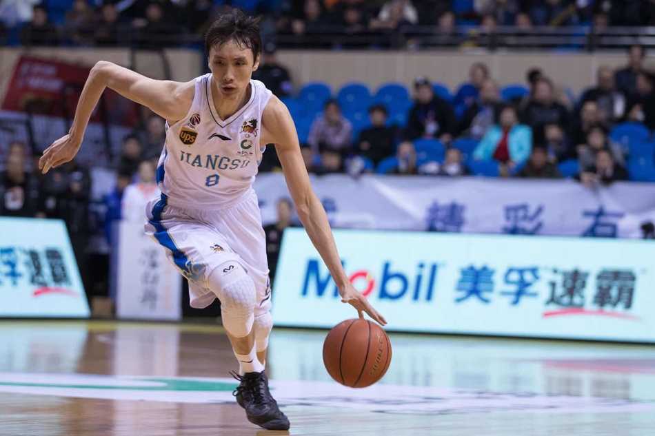 浙江广厦外援福特森高速运球穿越半场，面对两名江苏防守球员的包夹，他压低重心，嘴角挂着自信的微笑，仿佛一切尽在掌握。