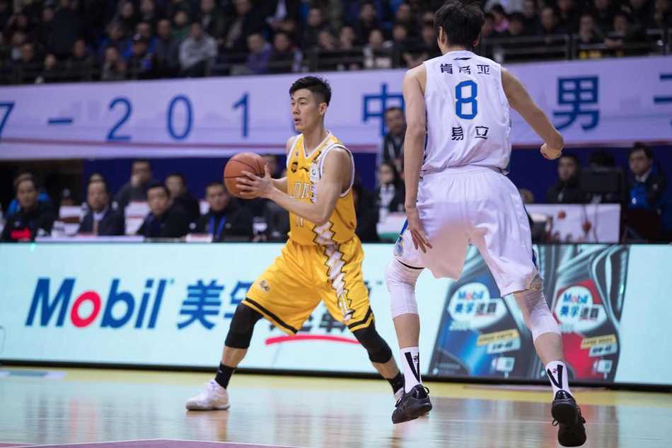 江苏肯帝亚队吴冠希高高跃起，在空中用一记双手暴扣终结进攻，他的身体在空中完全舒展，展现了年轻内线的惊人爆发力。