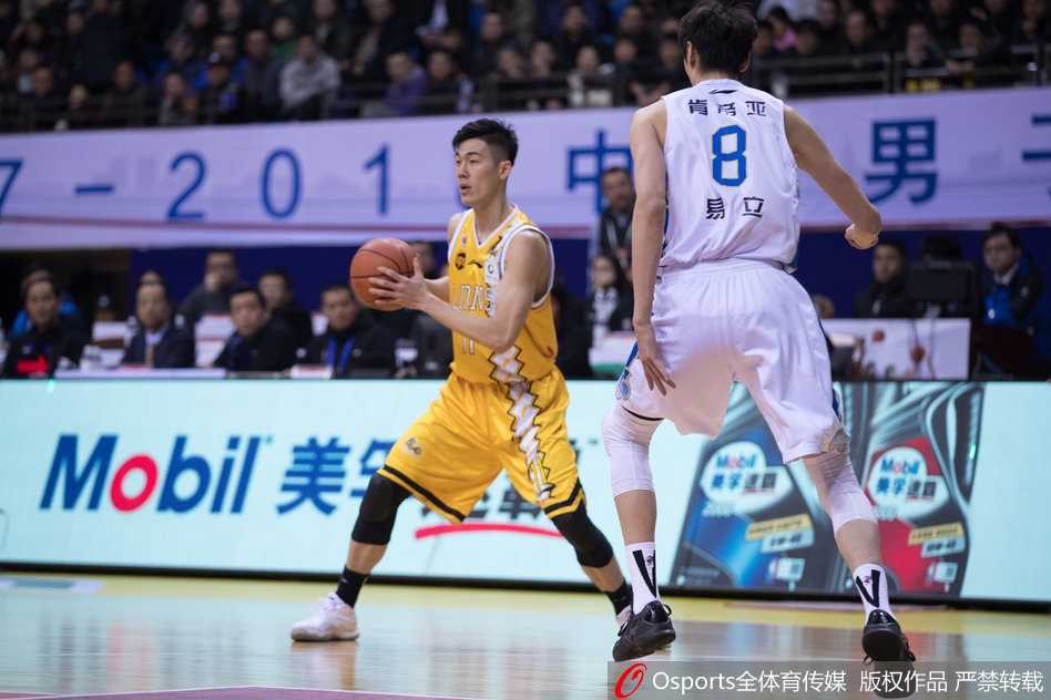 江苏老将易立持球面对广厦防守，他利用经验一个假动作晃开空间，随后稳健地中距离出手，球衣随着动作飘扬，写满了坚守。