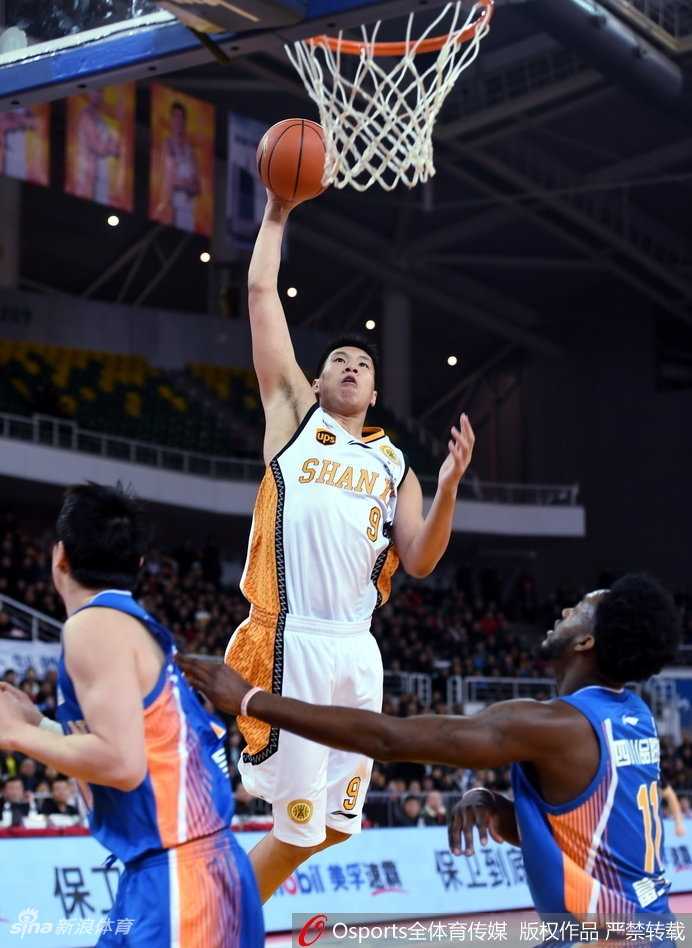 四川队外援富兰克林面对旧主毫不手软，他持球加速突破，如利刃般撕开防线，挑战山西队的内线防守。