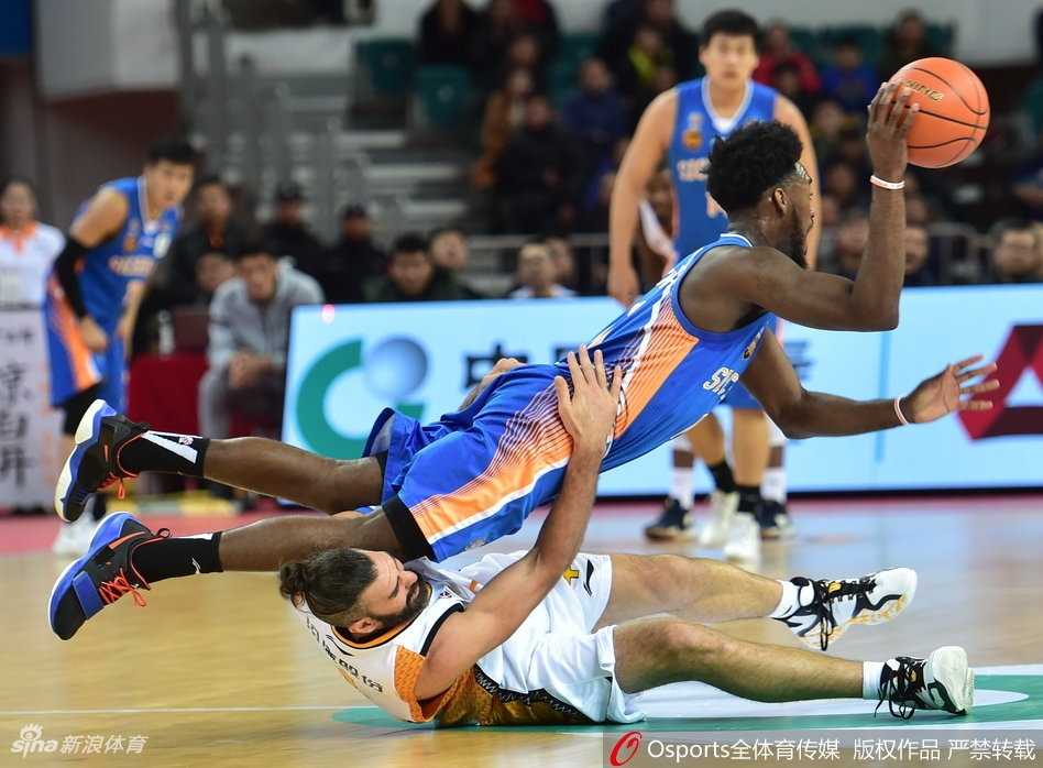 比赛结束的哨声吹响，山西队球员们紧紧围在一起，怒吼着庆祝这场来之不易的胜利，团队篮球的力量在此刻绽放。