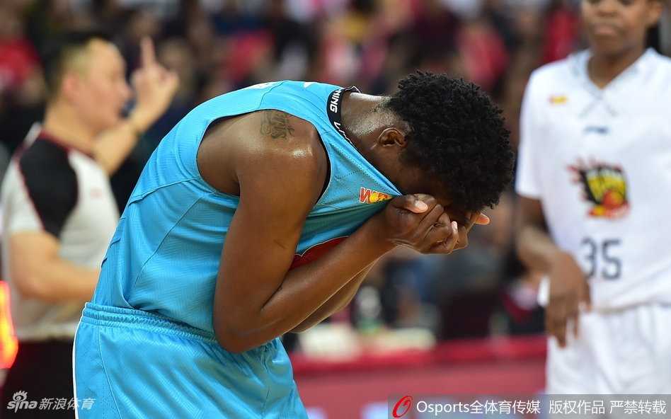 北京队核心邵婷在山西队的重重围堵中，如同灵巧的蝴蝶穿花而过，她眼中只有篮筐，用一记标志性的转身跳投为北京队稳住阵脚。