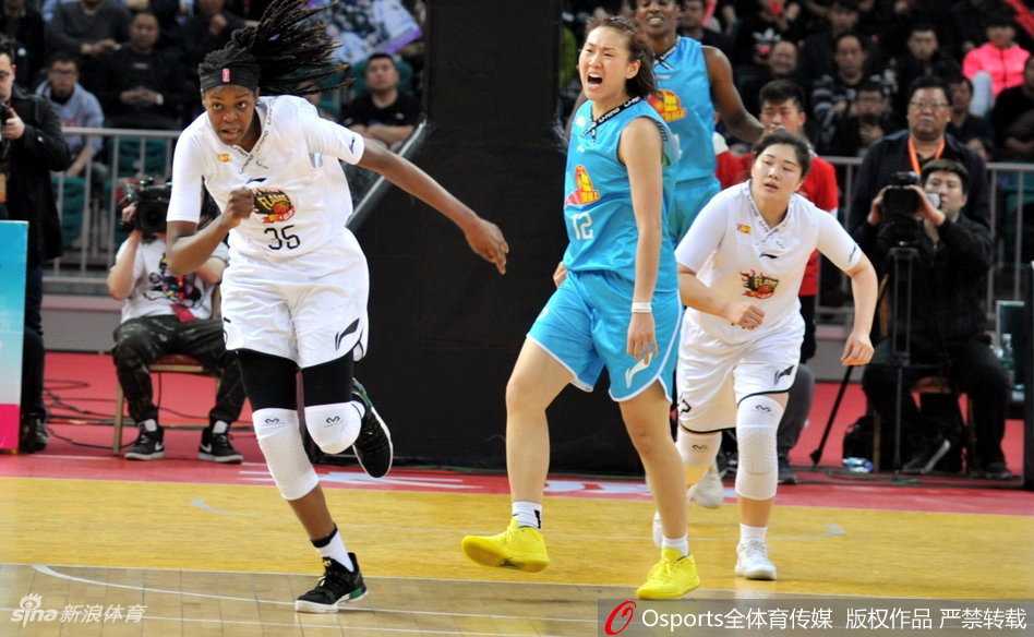 山西与北京的球员们在篮下为了球权展开激烈肉搏，手臂交织，肌肉碰撞，每一个地板球都要付出百分百的努力，诠释了总决赛的硬度。