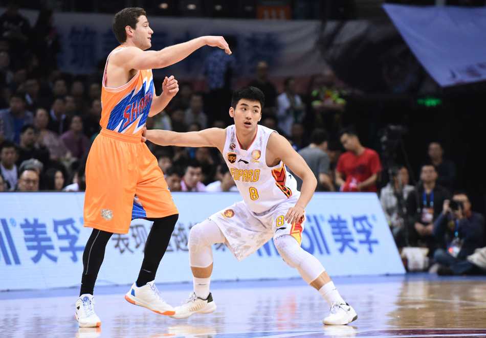 “弗神”弗雷戴特在深圳队员的围堵下强行突破，眼中只有篮筐。