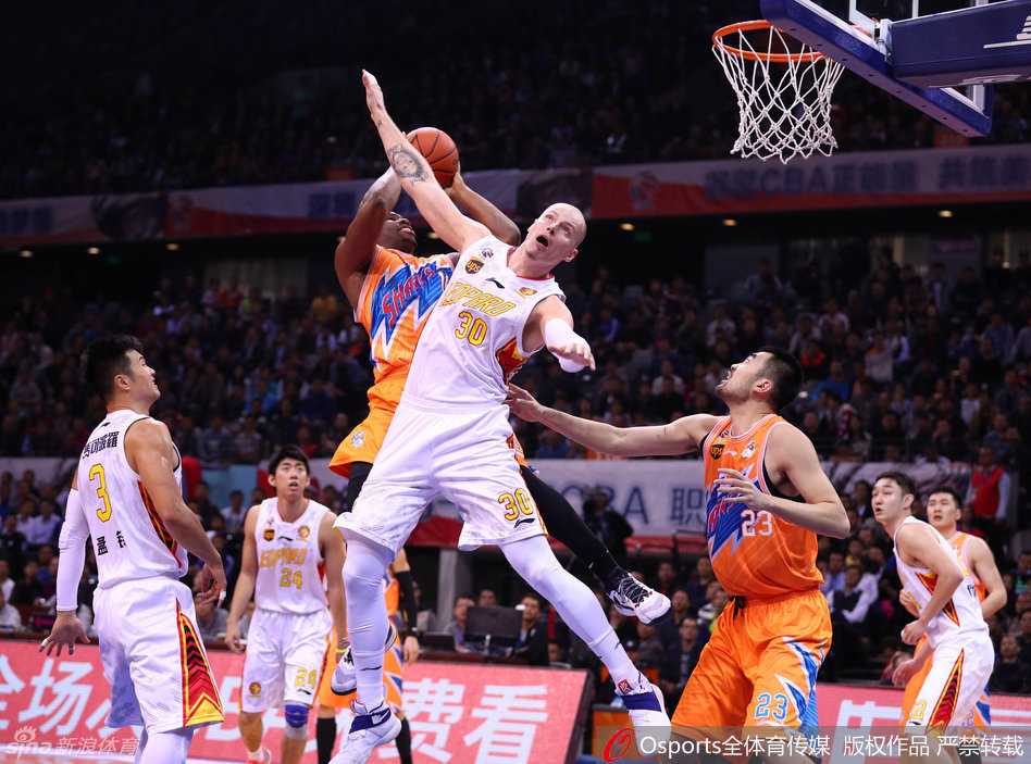 弗雷戴特在加时赛命中关键三分后，握拳怒吼，展现孤胆英雄的悲壮。