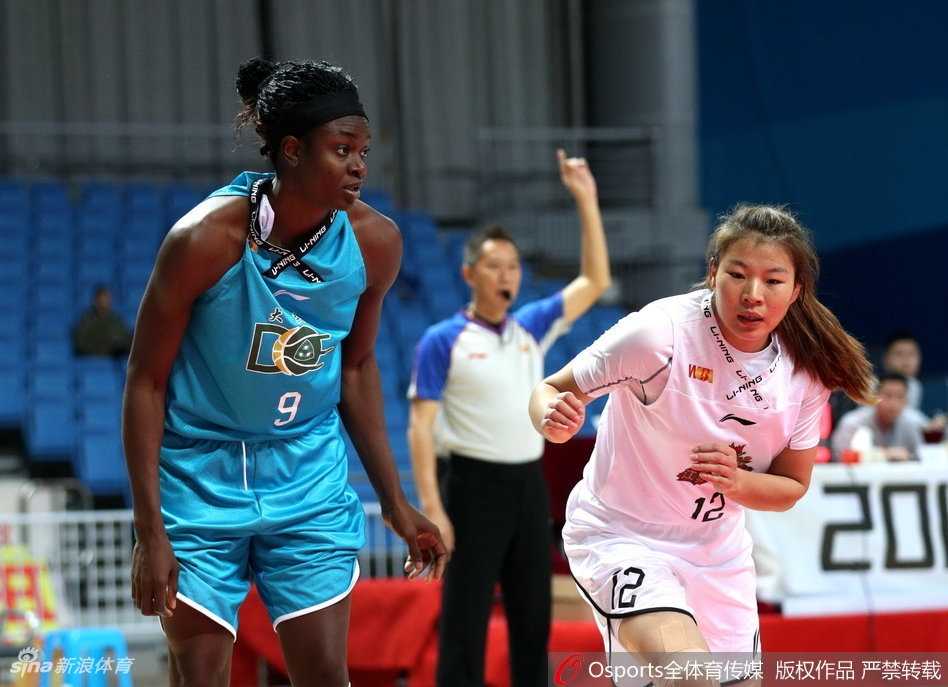 江苏队球员面露遗憾，汗水浸湿了球衣，主场失利的不甘写在每一位队员年轻的脸上。