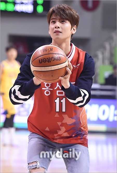 아스트로 멤버들이 농구장 이벤트에서 밝은 표정으로 농구공을 손에 쥐고 포즈를 취하고 있다.