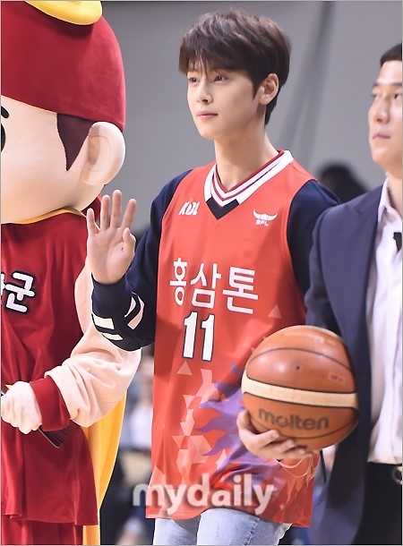 차은우가 농구장 그라운드에 등장하자 환호하는 관중들, 그의 미소에 체육관이 환해졌다.