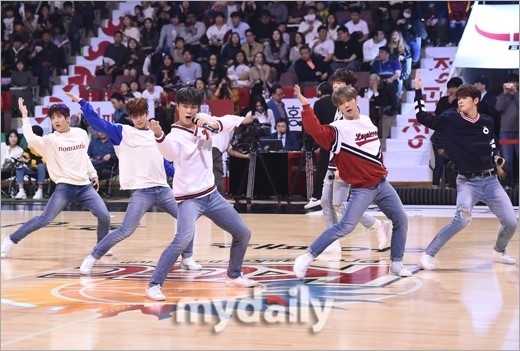 아스트로 멤버들이 경기 관람 중 박수를 치며 선수들의 멋진 플레이에 환호하고 있다.