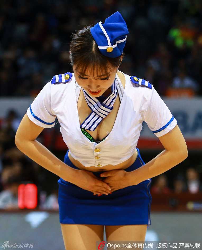 篮球宝贝们默契配合，高难度的舞蹈动作整齐划一，飞扬的发丝和热情的舞步，将赛场气氛推向高潮。