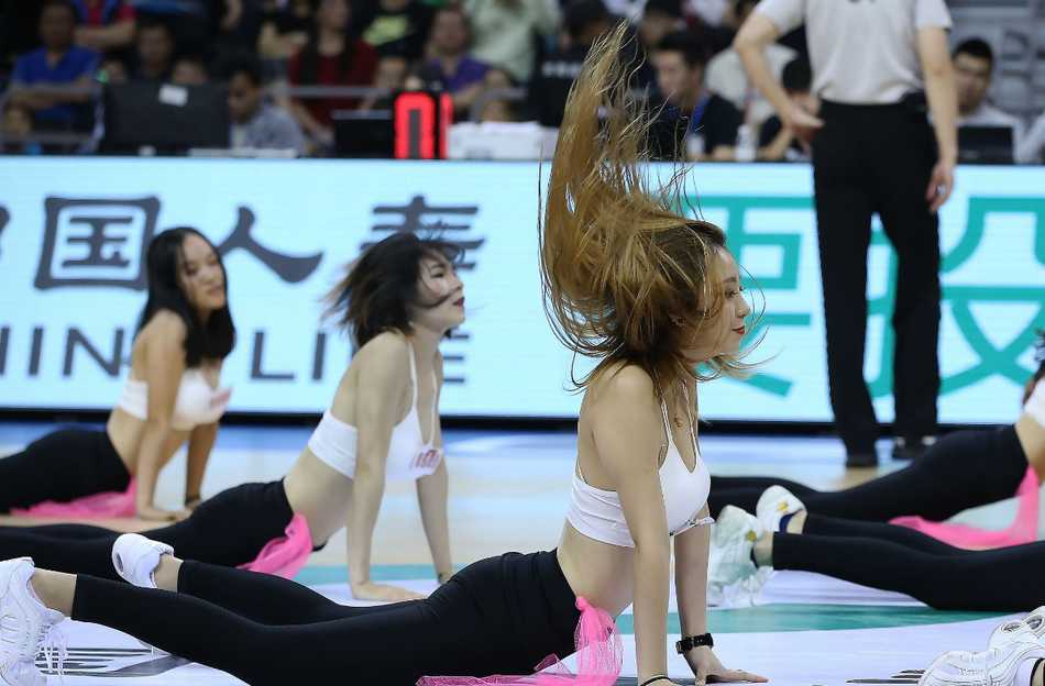 表演结束后，篮球宝贝们向观众致意，脸上洋溢着自信的微笑，为这场精彩的视觉盛宴画上圆满句号。