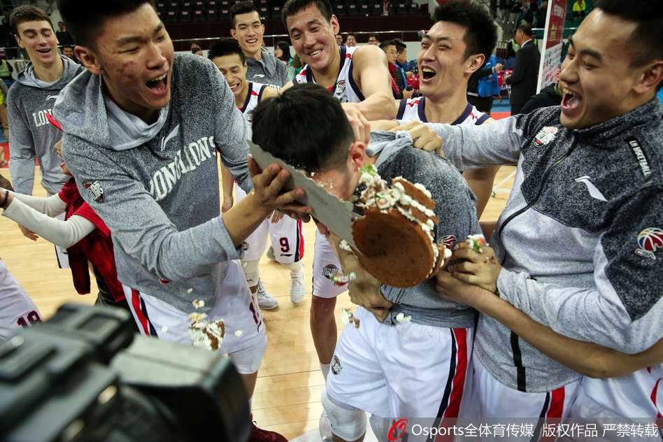 恶作剧成功的队友们迅速散开，留下满身奶油的寿星，整个更衣室里充满了快活的空气，庆祝气氛达到最高潮。