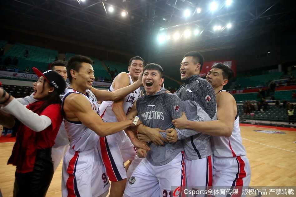 庆祝过后，衡艺丰在队友的帮助下清理脸上的奶油，虽然满身狼藉，但脸上洋溢的笑容证明了他此刻内心的快乐与感动。