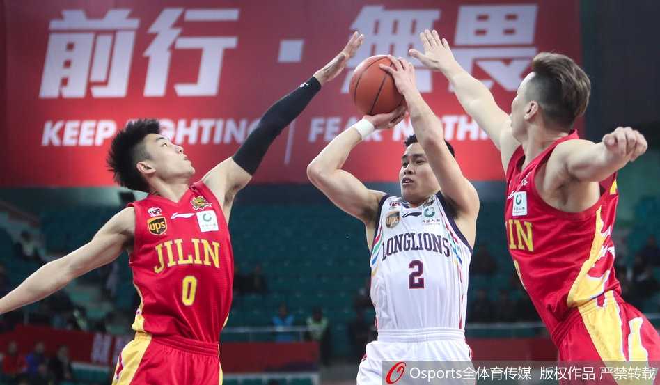 🏀 热血燃爆瞬间:CBA常规赛第36轮全景聚焦 浙江队吴前面对周鹏的贴身长臂防守,眼神坚毅如炬,在三分线外干拔而起,皮球划过一道彩虹弧线空心入网,点燃了主场球迷的激情。