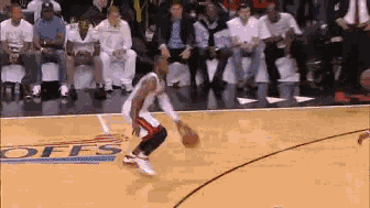 哈登面对防守，不慌不忙，一个犹豫步后突然启动，接着迈出标志性的横向大步，像螃蟹一样从防守人身侧挤过，身体对抗后稳稳上篮。