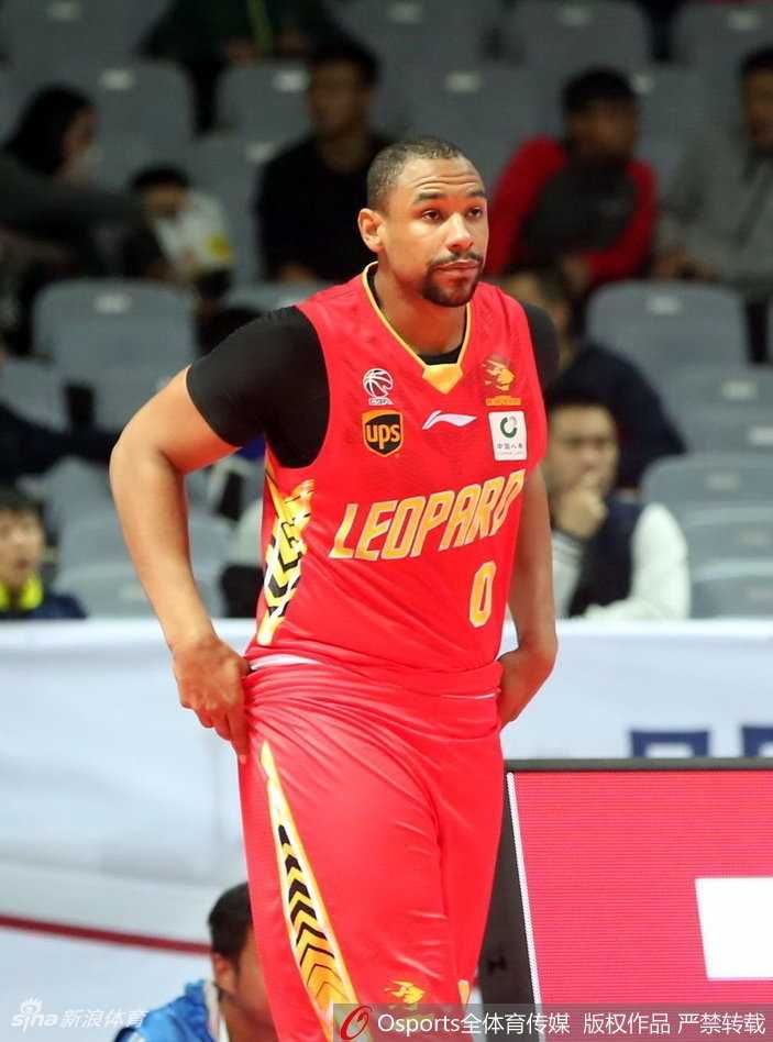 🏀铁军主场陷落,深圳烈豹狂飙送八一开季四连败 八一队核心许钟豪在拼抢中痛苦倒地,紧捂大腿,队医紧急上场查看伤势,这一刻让全场球迷心碎。