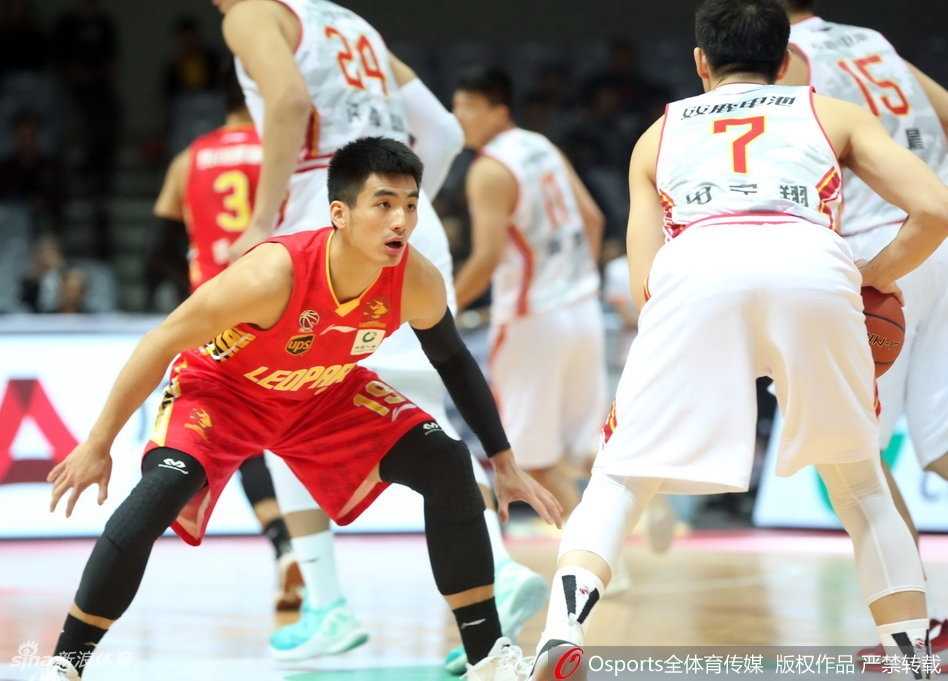 🏀铁军主场陷落,深圳烈豹狂飙送八一开季四连败 深圳队李慕豪高高跃起,在空中单手抓住篮球,如战斧般狠狠劈入篮筐,这一记暴扣彻底摧毁了八一反扑的希望。