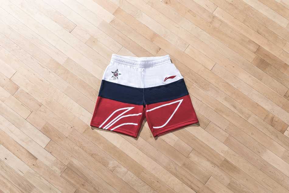 🏆燃情鹏城,荣耀装备!回顾2018年CBA全明星周末的南征北战与时尚风暴🏀 踏入南区明星队的更衣室,映入眼帘的是一片红黑相间的海洋,整齐划一的球衣与热身服静待主人,仿佛在积蓄着南区的王者之气。