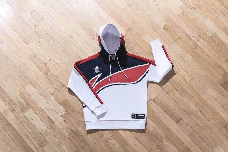 🏆燃情鹏城,荣耀装备!回顾2018年CBA全明星周末的南征北战与时尚风暴🏀 镜头切换到北区更衣室,藏蓝色的基调沉稳而硬朗,每一件挂在衣架上的帽衫和短裤都透露着北区明星们内敛的霸气,静待大战拉开帷幕。