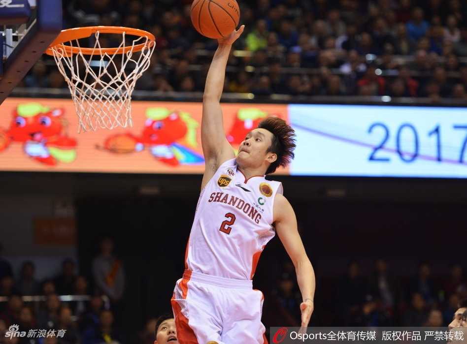 哈德森在三分线外自信出手，皮球划过一道完美的弧线，篮筐在他眼中如海洋般宽阔，辽宁队的替补席已提前举手庆祝。