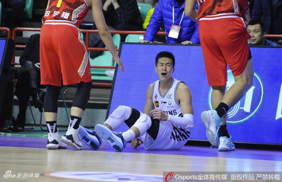 郭艾伦在高速反击中轻巧地绕过防守，指尖轻轻一挑，篮球听话地打板入筐，身后是追赶不及的对手和一片欢呼的海洋。