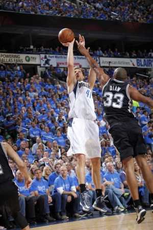 06年西部半决赛抢七:诺天王37+15淘汰卫冕冠军马刺 06年西部半决赛抢七:诺天王37+15淘汰卫冕冠军马刺