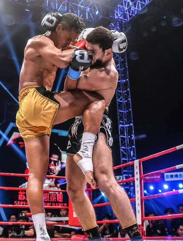 2015年诸神之战：邓立开场击倒苏波邦却惨遭翻盘