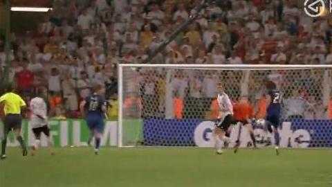 决赛之巅：齐达内勺子点球与惊世一顶，意大利点杀法国第四度封王