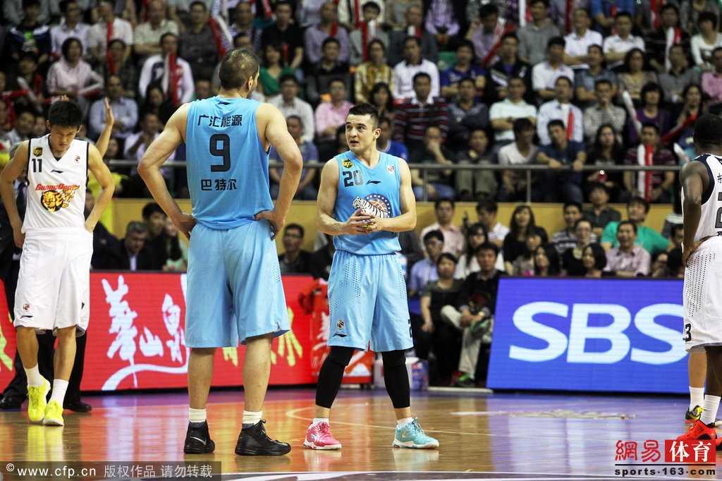 山东20分大胜新疆总分1-1,邱彪赛后平静更衣室显大帅风范 山东20分大胜新疆总分1-1,邱彪赛后平静更衣室显大帅风范