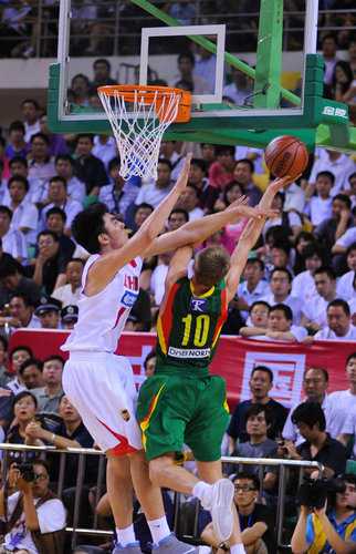 标题：男篮蓝队26分大胜立陶宛 郭艾伦26分6抢断