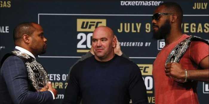 琼斯高扫KO科米尔三番战夺回UFC轻重量级王座 琼斯高扫KO科米尔三番战夺回UFC轻重量级王座