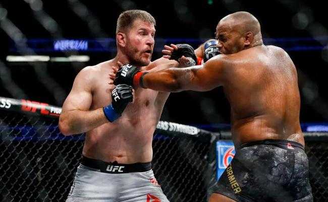 琼斯高扫KO科米尔三番战夺回UFC轻重量级王座 琼斯高扫KO科米尔三番战夺回UFC轻重量级王座