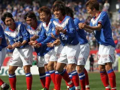 J2J3百年构想联赛主场告负，横滨FC防线崩盘1-2遭秋田蓝闪电逆转