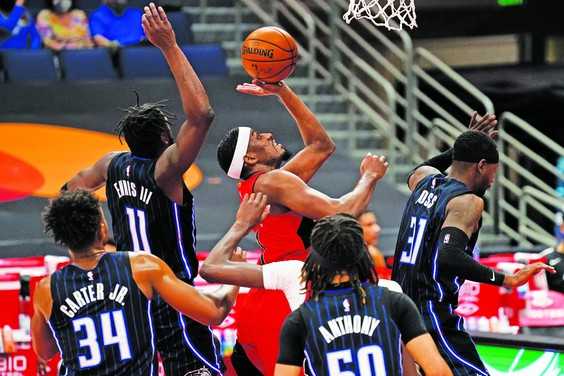 三巨头轮休骑士惨败猛龙，鲍威尔25分收官擒敌