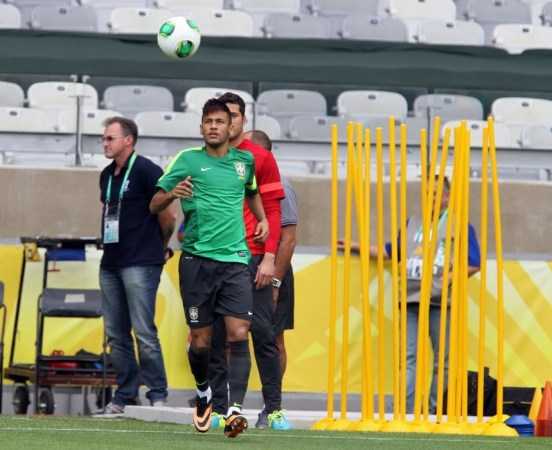 世预赛经典复盘：巴尔韦德世界波对轰热尔松凌空斩 巴西主场1-1乌拉圭