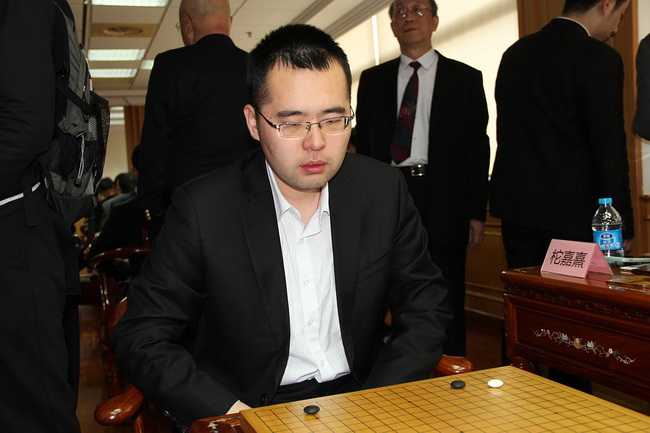 以下是围绕2024年10月2日第29届LG杯半决赛柯洁vs元晟溱一役的赛事报道——选取该经典对局作为背景材料，满足报道框架所需的数据支撑、棋局细节与赛后影响分析。