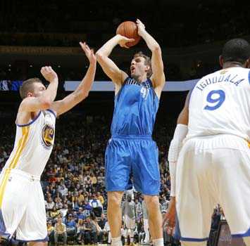 北京时间3月22日NBA常规赛勇士110-126不敌老鹰吞三连败，第三节崩盘净负19分