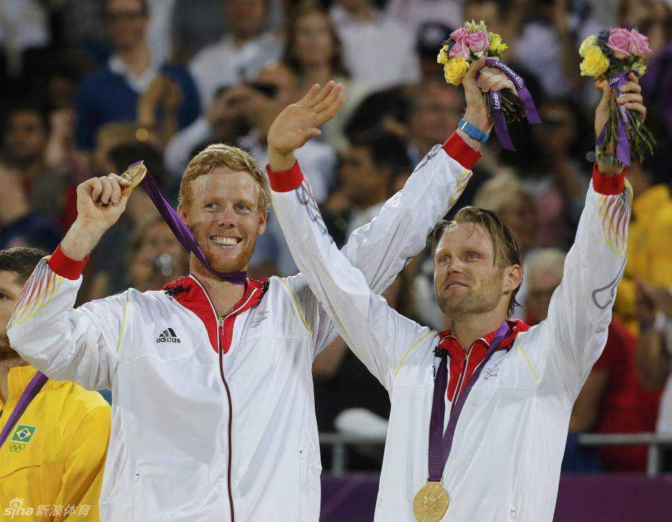 奥运男足4-2复仇！巴西30分钟戴帽击溃10人德国